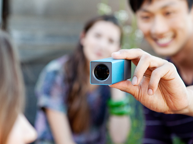 видеонаблюдение с телефона. включи живую камеру. как включить веб камеру. камера видеонаблюдения с прожектором и сиреной. фотоаппарат и видеокамера.